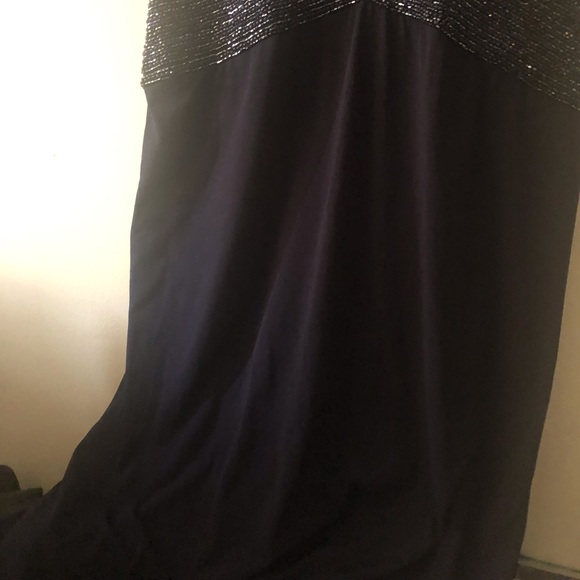 Beautiful maxi gown for a wedding   size 14 missing a few Pearls in thé back - Picture 1 of 8